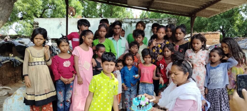 नेक कार्य: आदित्य सिंह आदिवासी बच्चों के साथ जन्मदिन की खुशियां मनाते हैं