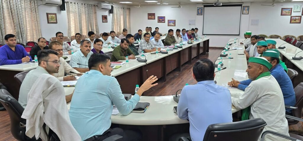 आकाशीय आपदा में जिला प्रशासन है,अन्नदाताओं के साथ-जिलाधिकारी