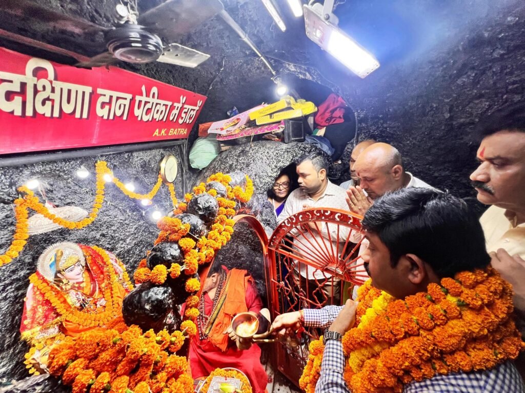 अष्टमी पर मंत्री नन्दी ने शक्तिपीठों में लगाई हाजरी– प्रयागराज मंडल से अभिषेक गुप्ता की रिपोर्ट