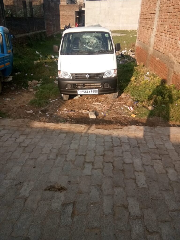 अज्ञात ने वाहन का शीशा तोड़ा,पूर्व में भी घटित हुई घटनाएं।