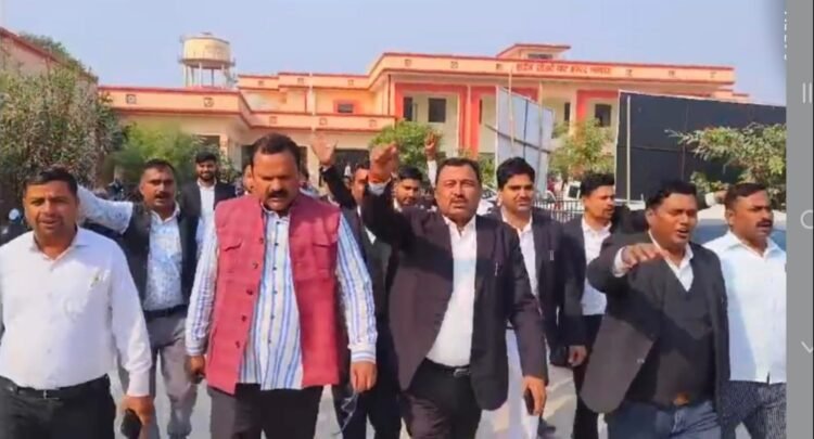 बार एसोसिएशन के अधिवक्ताओं ने मंडला आयुक्त व जिलाधिकारी को दिया ज्ञापन