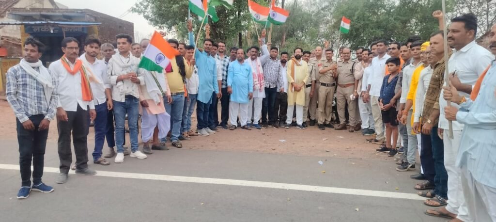 राष्ट्रीय सुरक्षा नागरिक मंच द्वारा ऑपरेशन सिंदूर की ऐतिहासिक सफलता के उपलक्ष में एक विशाल तिरंगा यात्रा निकाली गई जो की बुंदेला बाबा से बस स्टैंड होते हुए बुदेला बाबा अभाना पहुचीं जिसमें प्रभारी रहे रामेश्वर चौधरी जी मंडल अध्यक्ष दान सिंह लोधी महामंत्री पवन मुलाम प्रथम सिंह कल्याण सिंह सुनील नेम अनिल पटेल भगवान दास यादव नारायण पांडे विकास मिश्रा राजेंद्र सिंह दीपेंद्र भारत सिंह लोकेंद सिह, बडी़ संख्या में लोग, उपस्थित रहे सोशल मीडिया प्रभारी धर्मेंद्र मिश्रा एवं समस्त ग्रामवासी शहरवासी भारत माता की यात्रा में शामिल हुए बड़े धूमधाम से तिरंगा यात्रा निकाली वीर शहीदों को नमन जय हिंद