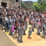हे भगवान,बारिश दे दो बच्चों ने उठाया प्रार्थना का हाथ।