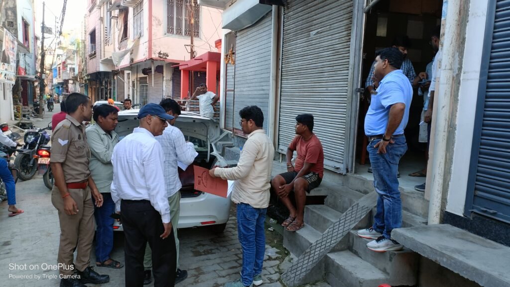 छापेमारी में नहीं थी महिला पुलिस, घंटों बाहर खड़े रहे अधिकारी।